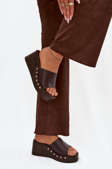 Chaussons pour femmes à plateforme avec des clous dorés de couleur chocolat Arionne