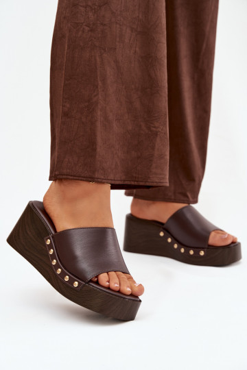 Chaussons pour femmes à plateforme avec des clous dorés de couleur chocolat Arionne 2