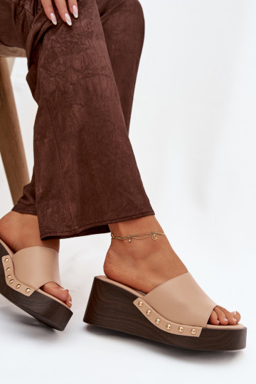 Chaussons pour femmes à plateforme avec des clous dorés de couleur sable Arionne