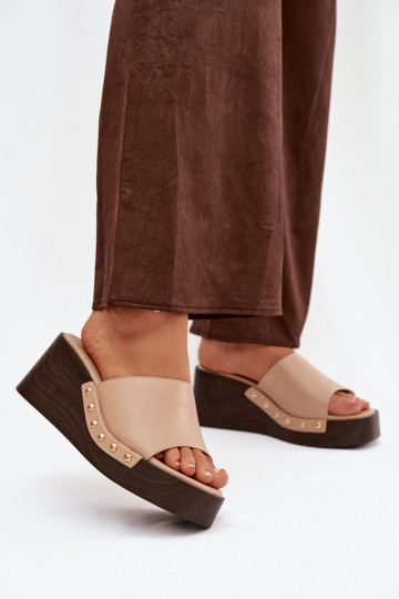 Chaussons pour femmes à plateforme avec des clous dorés de couleur sable Arionne 2