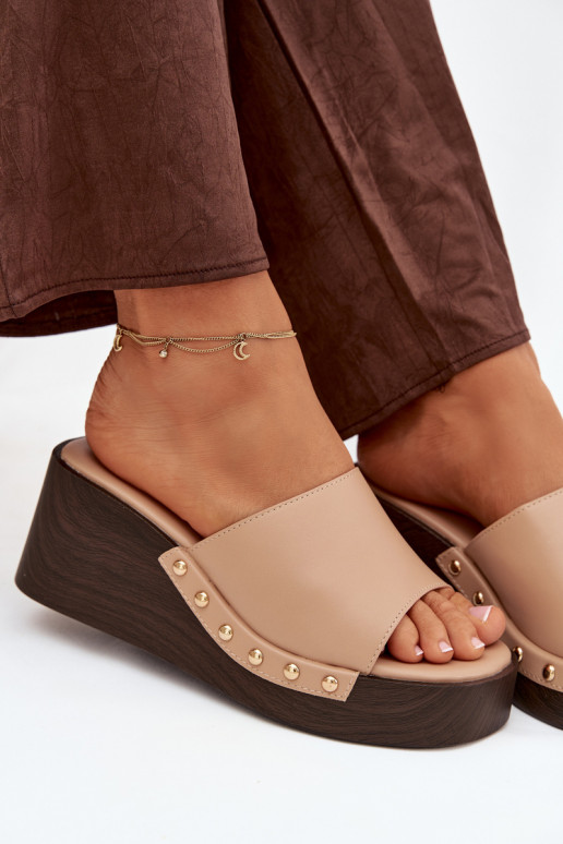 Chaussons pour femmes à plateforme avec des clous dorés de couleur sable Arionne