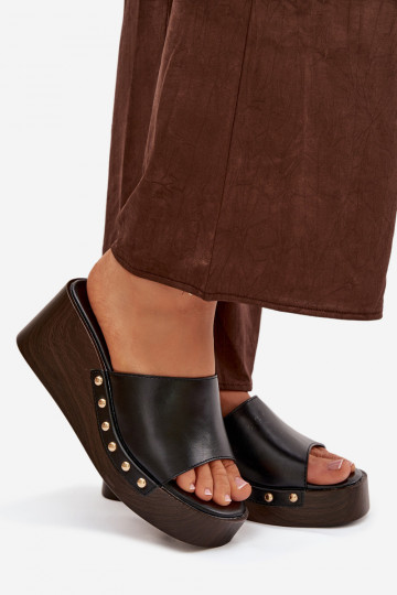 Chaussons pour femmes à plateforme avec des clous dorés de couleur noire Arionne