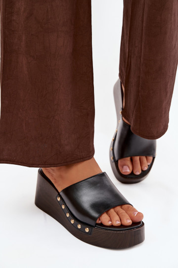 Chaussons pour femmes à plateforme avec des clous dorés de couleur noire Arionne 2