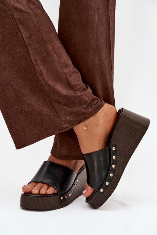 Chaussons pour femmes à plateforme avec des clous dorés de couleur noire Arionne