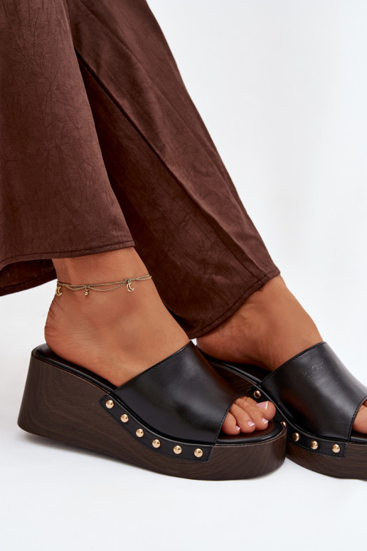 Chaussons pour femmes à plateforme avec des clous dorés de couleur noire Arionne