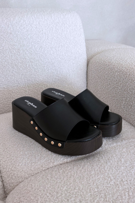 Chaussons pour femmes à plateforme avec des clous dorés de couleur noire Arionne