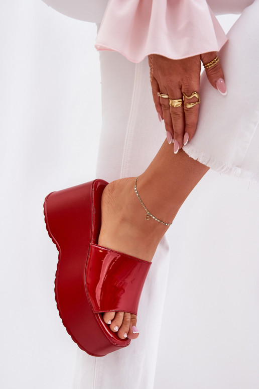 avec effet vernis Pantoufles pour femmes avec une plateforme I Koturnie couleur rouge Nellevia