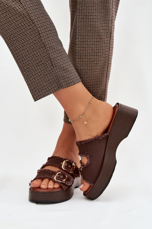 Sandales féminines avec plateforme couleur or et boucles couleur chocolat