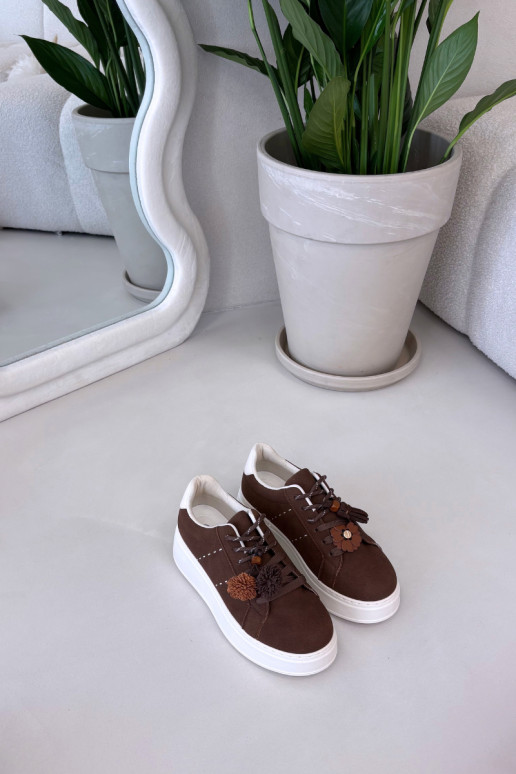Baskets à plateforme pour femmes Corinna couleur chocolat avec des pompons décoratifs