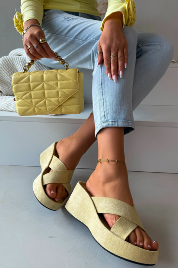Chaussons pour femmes plateforme en daim synthétique „Calorine“ couleur jaune 2