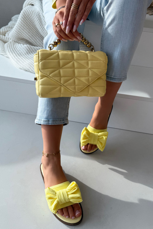 Pantoufles pour femmes avec des talons larges avec des rubans couleur jaune Amivelle