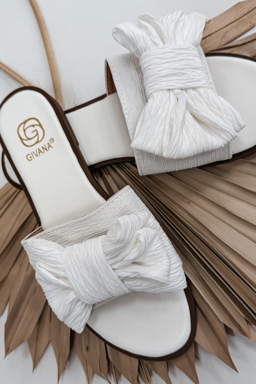 Pantoufles pour femmes avec des talons larges avec des rubans couleur blanche Amivelle