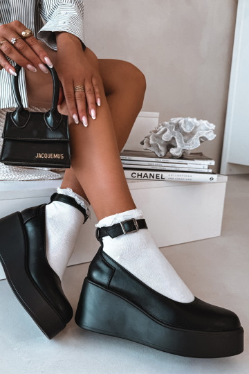 chaussures Féminin Sur un coin avec des sangles couleur noire Belvissa 2