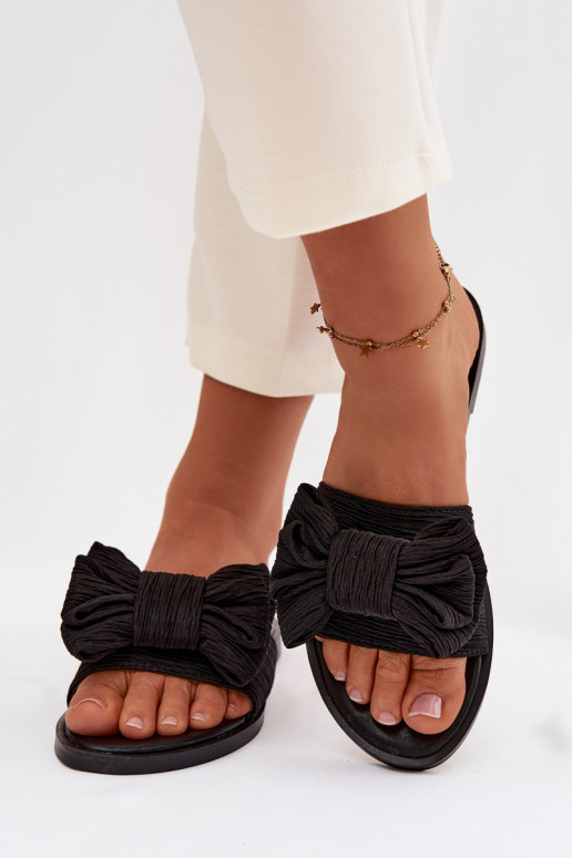 Pantoufles pour femmes avec des talons larges avec des rubans couleur noire Amivelle