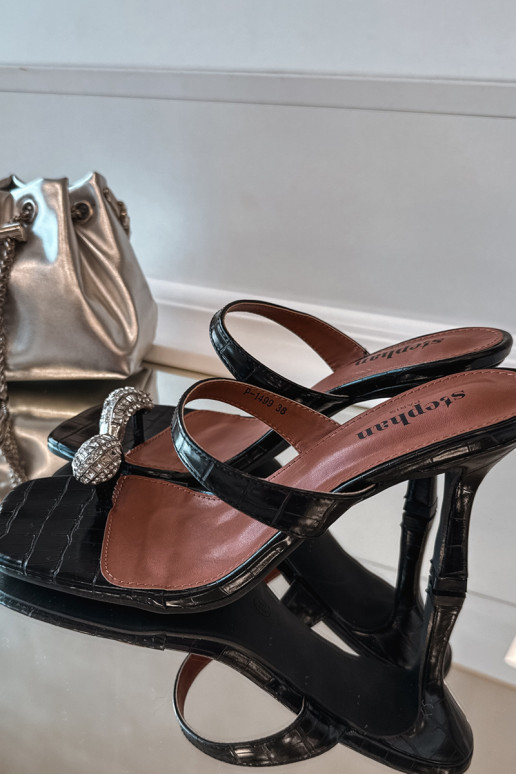 Pantoufles pour femmes avec des talons fins Avec des décorations Detalem couleur dorée Lorissa