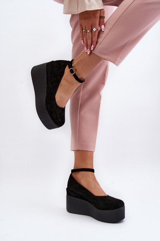 Féminin espadrilles Sur un coin couleur noire Il fautlla