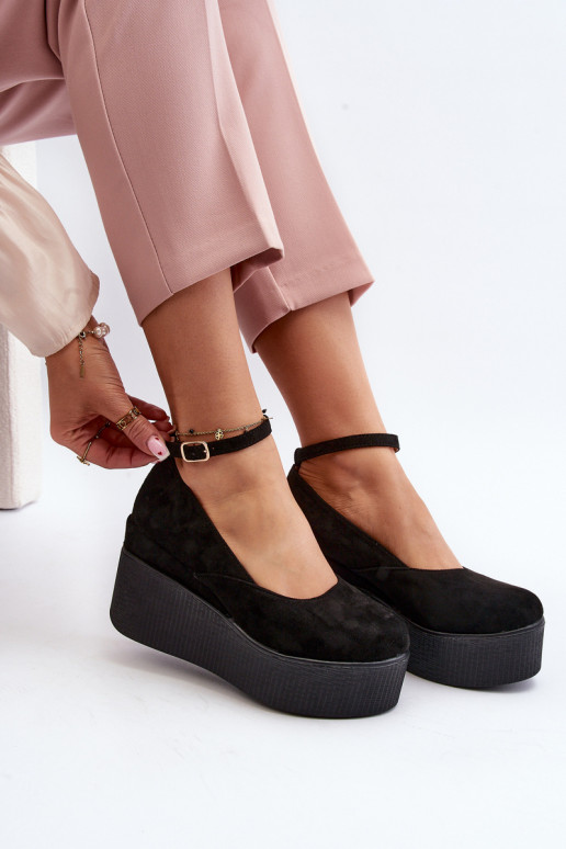 Féminin espadrilles Sur un coin couleur noire Il fautlla