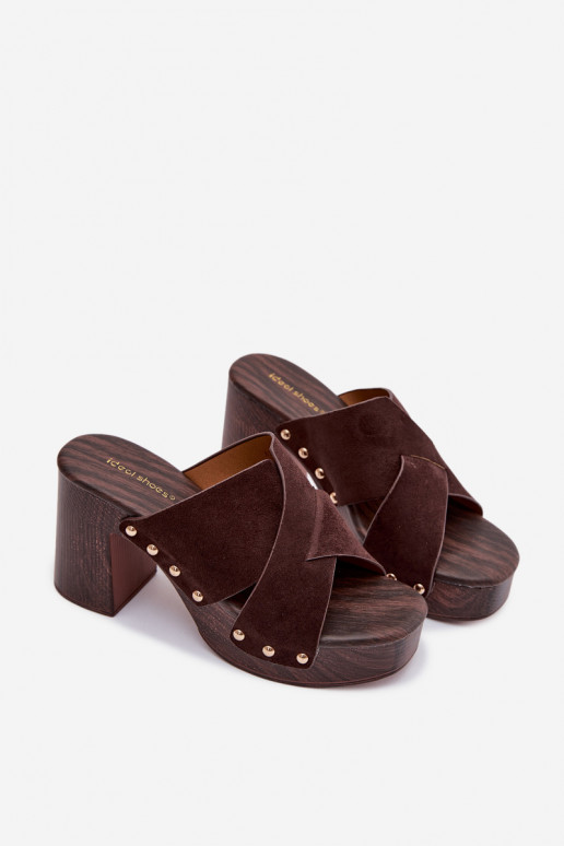 Pantoufles pour femmes avec des talons Ze couleur doréemi Goujons CzekoladoÀe Nerelle