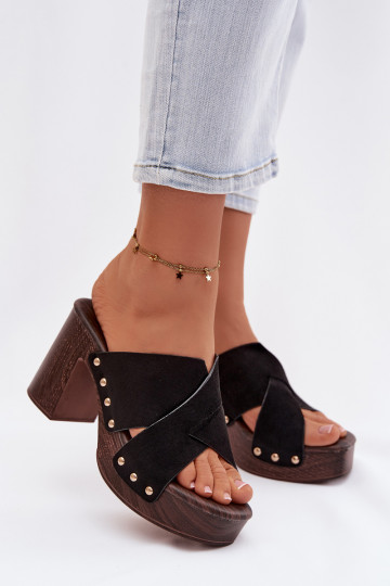 Pantoufles pour femmes avec des talons Ze couleur doréemi Goujons couleur noire Nerelle 2