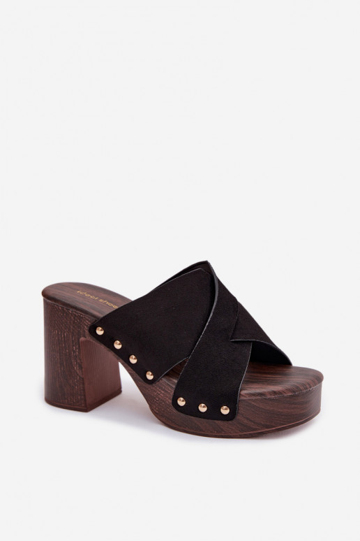 Pantoufles pour femmes avec des talons Ze couleur doréemi Goujons couleur noire Nerelle