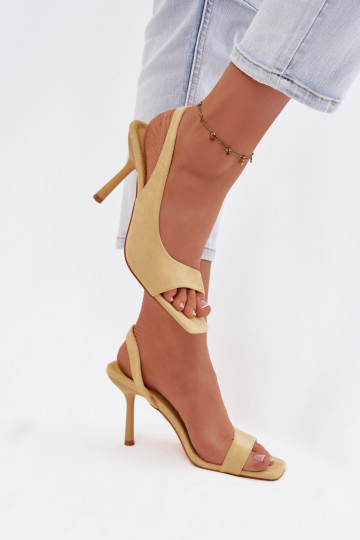 Sandales pour femmes avec des talons finsen daim écologiqueu couleur jaune Calvoria