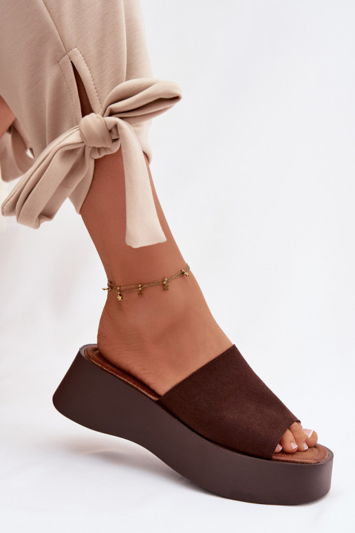 Pantoufles pour femmes avec une plateforme CzekoladoÀe Liorisse