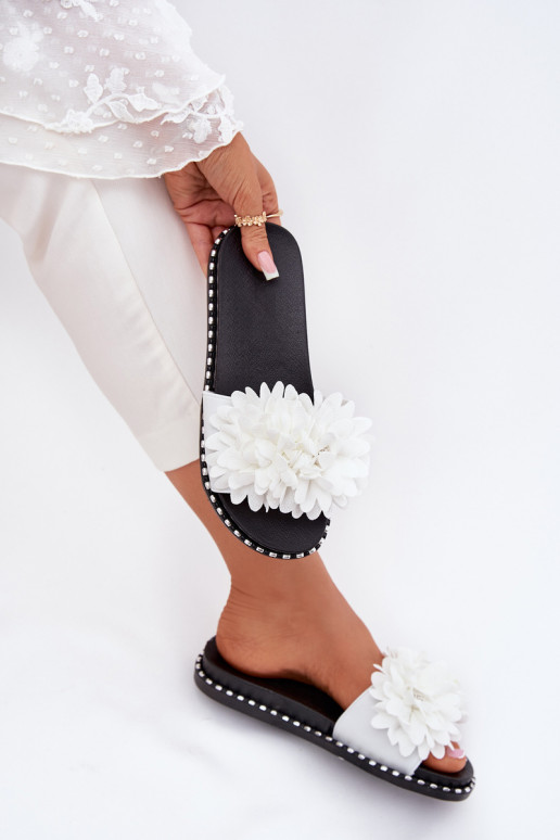 Pantoufles pour femmes Ozdobione avec des motifs florauxami couleur blanche Cellanen