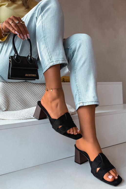 Pantoufles pour femmes avec talons et bandes en daim, couleur noire, Corivelle