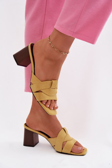 Chaussons pour femmes à talons et lanières en suède synthétique jaune Corivelle