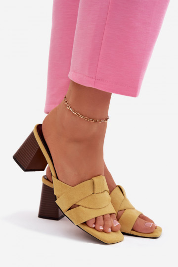 Chaussons pour femmes à talons et lanières en suède synthétique jaune Corivelle 2