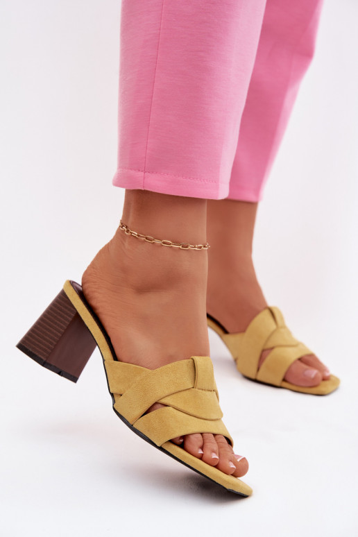 Chaussons pour femmes à talons et lanières en suède synthétique jaune Corivelle