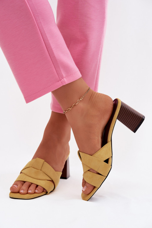 Chaussons pour femmes à talons et lanières en suède synthétique jaune Corivelle