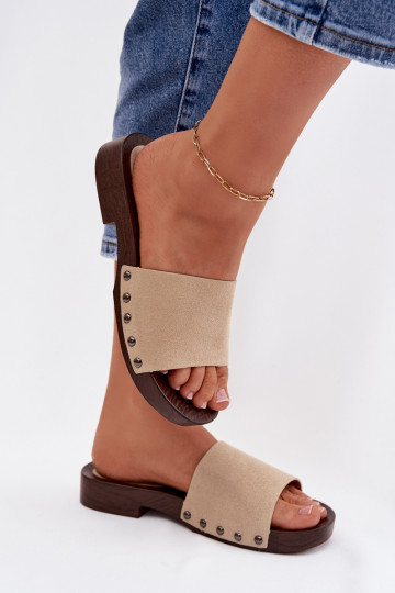 Pantoufles pour femmes avec des rivets avec des talons larges beige Amelvessa