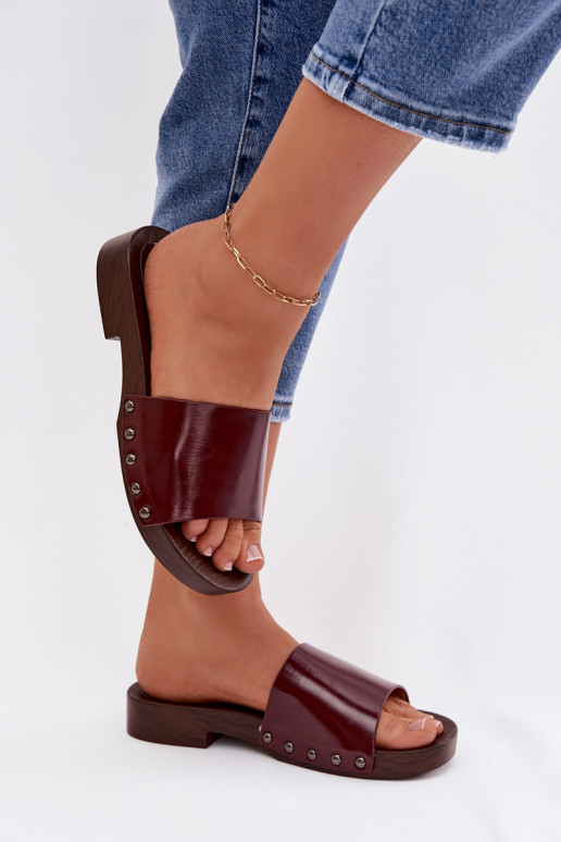 Pantoufles pour femmes avec des rivets avec des talons larges Bourgogne Brinalle