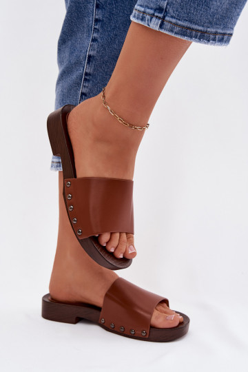 Pantoufles pour femmes avec des rivets avec des talons larges marron Brinalle