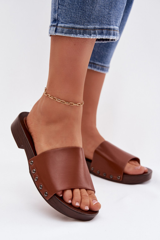 Pantoufles pour femmes avec des rivets avec des talons larges marron Brinalle