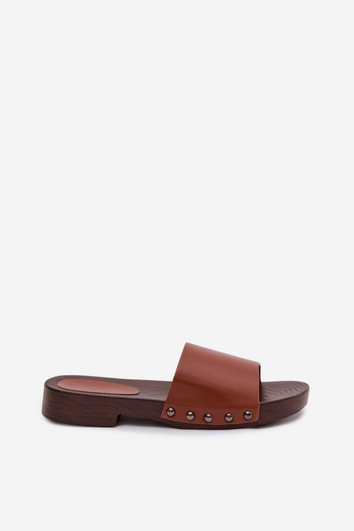 Pantoufles pour femmes avec des rivets avec des talons larges marron Brinalle