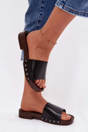 Pantoufles pour femmes avec des rivets avec des talons larges couleur noire Brinalle