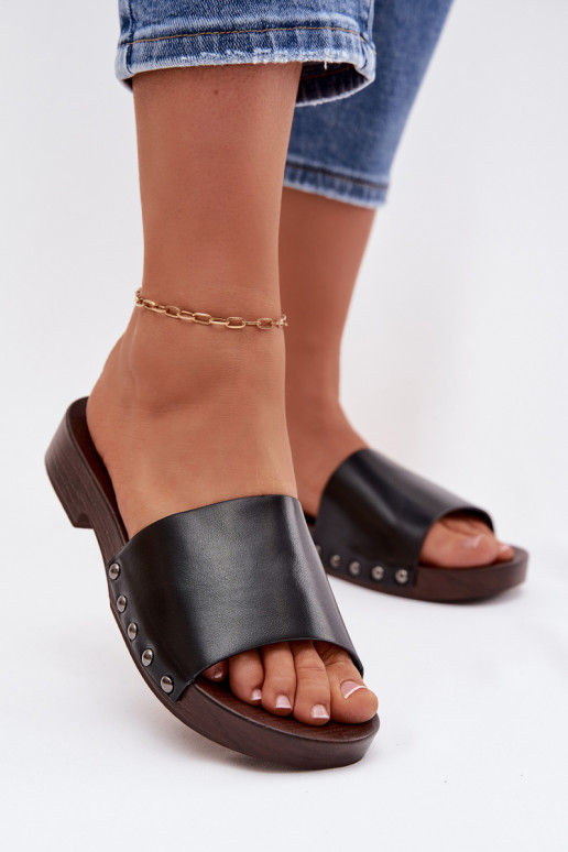 Pantoufles pour femmes avec des rivets avec des talons larges couleur noire Brinalle