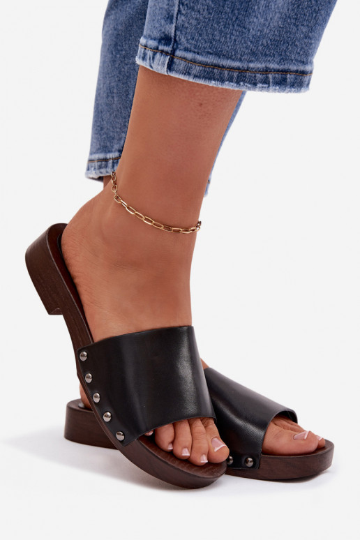 Pantoufles pour femmes avec des rivets avec des talons larges couleur noire Brinalle