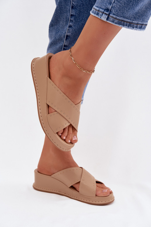 Décoré Pantoufles pour femmes Sur un coin en cuir écologique beige Calorissa