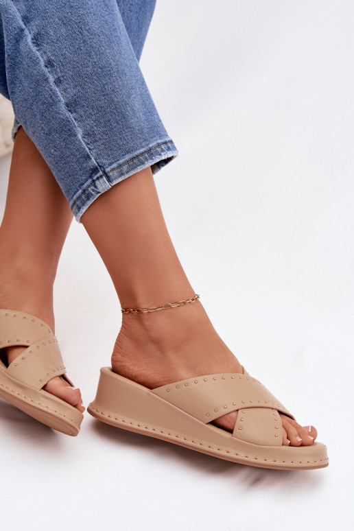 Décoré Pantoufles pour femmes Sur un coin en cuir écologique beige Calorissa