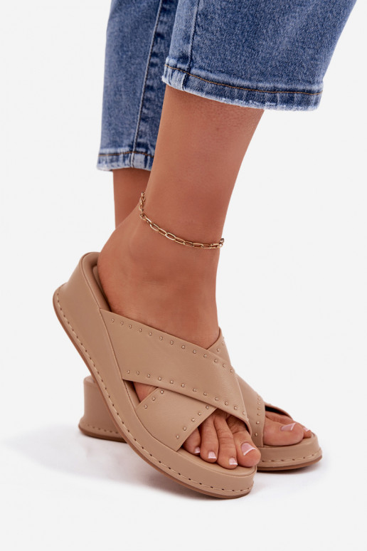 Décoré Pantoufles pour femmes Sur un coin en cuir écologique beige Calorissa