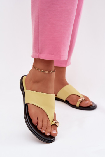 Chaussons plats pour femmes en simili cuir avec des détails dorés couleur jaune Lavessa 2