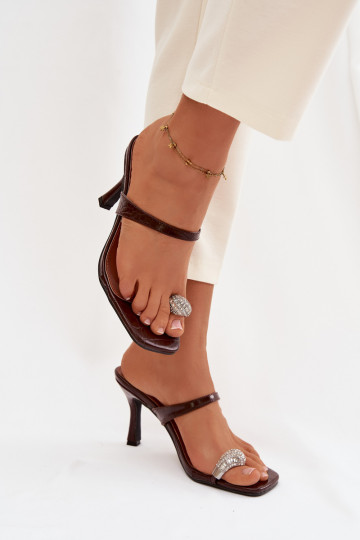 Chaussons pour femmes couleur chocolat avec talons fins et détails ornés Lorissa