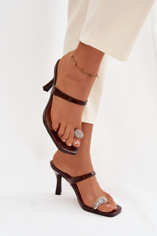 Chaussons pour femmes couleur chocolat avec talons fins et détails ornés Lorissa