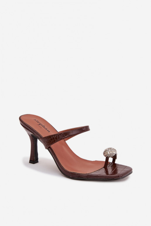 Chaussons pour femmes couleur chocolat avec talons fins et détails ornés Lorissa