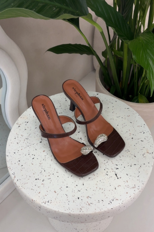 Chaussons pour femmes couleur chocolat avec talons fins et détails ornés Lorissa
