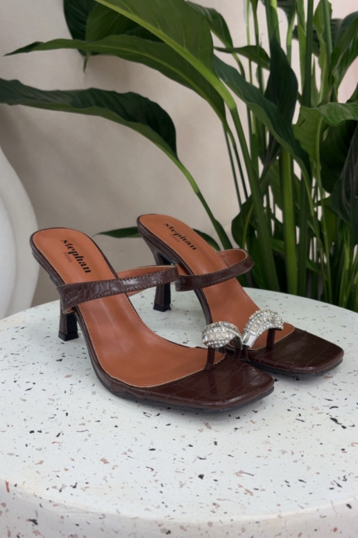 Chaussons pour femmes couleur chocolat avec talons fins et détails ornés Lorissa