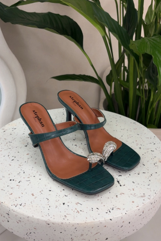 Chaussons pour femmes couleur vert bouteille avec talons fins et détails ornés Lorissa